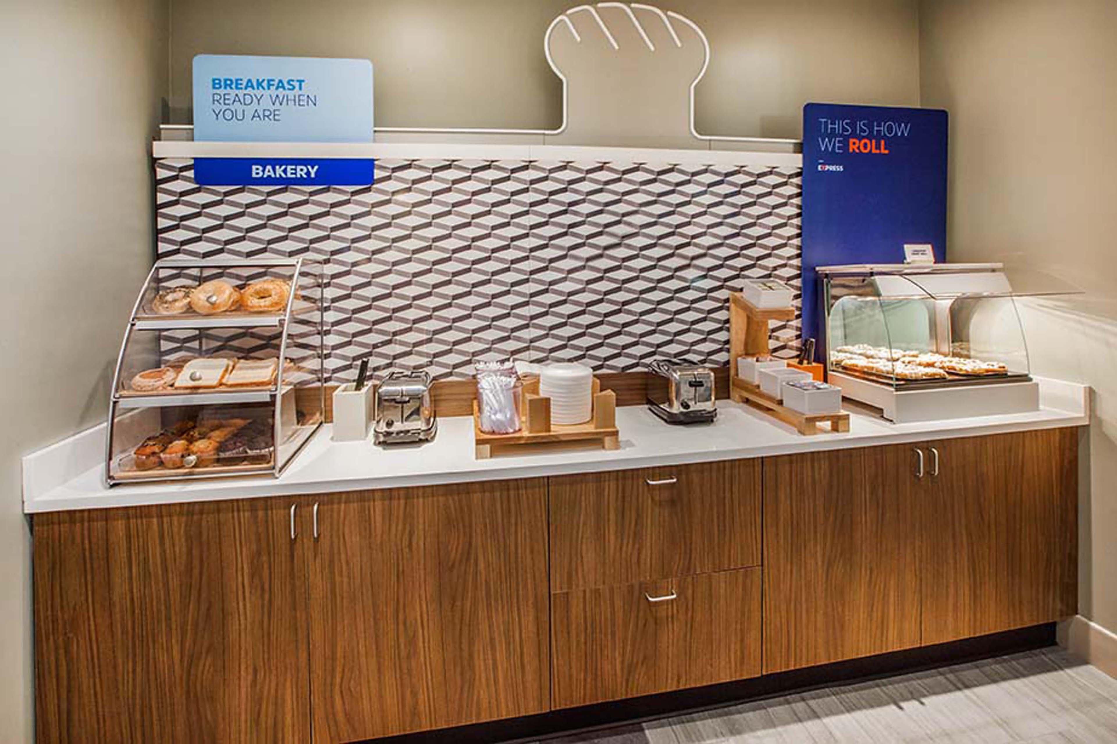 Holiday Inn Express Fredericksburg - Southpoint By Ihg Zewnętrze zdjęcie